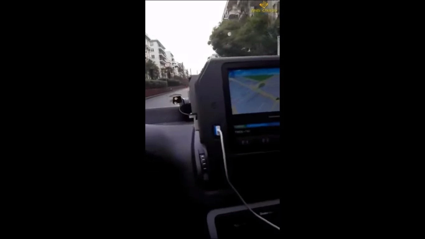 Ανδρας της Άμεσης Δράσης υπερβάλλει εαυτόν για να μεταφέρει παιδί στο νοσοκομείο – Δείτε πως περνάει μέσα από πυκνή κίνηση (βίντεο)